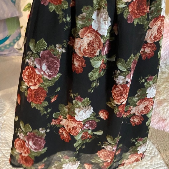 GORGEOUS SIDE CUTOUT FLORAL SKIRT - Picture 3 of 5